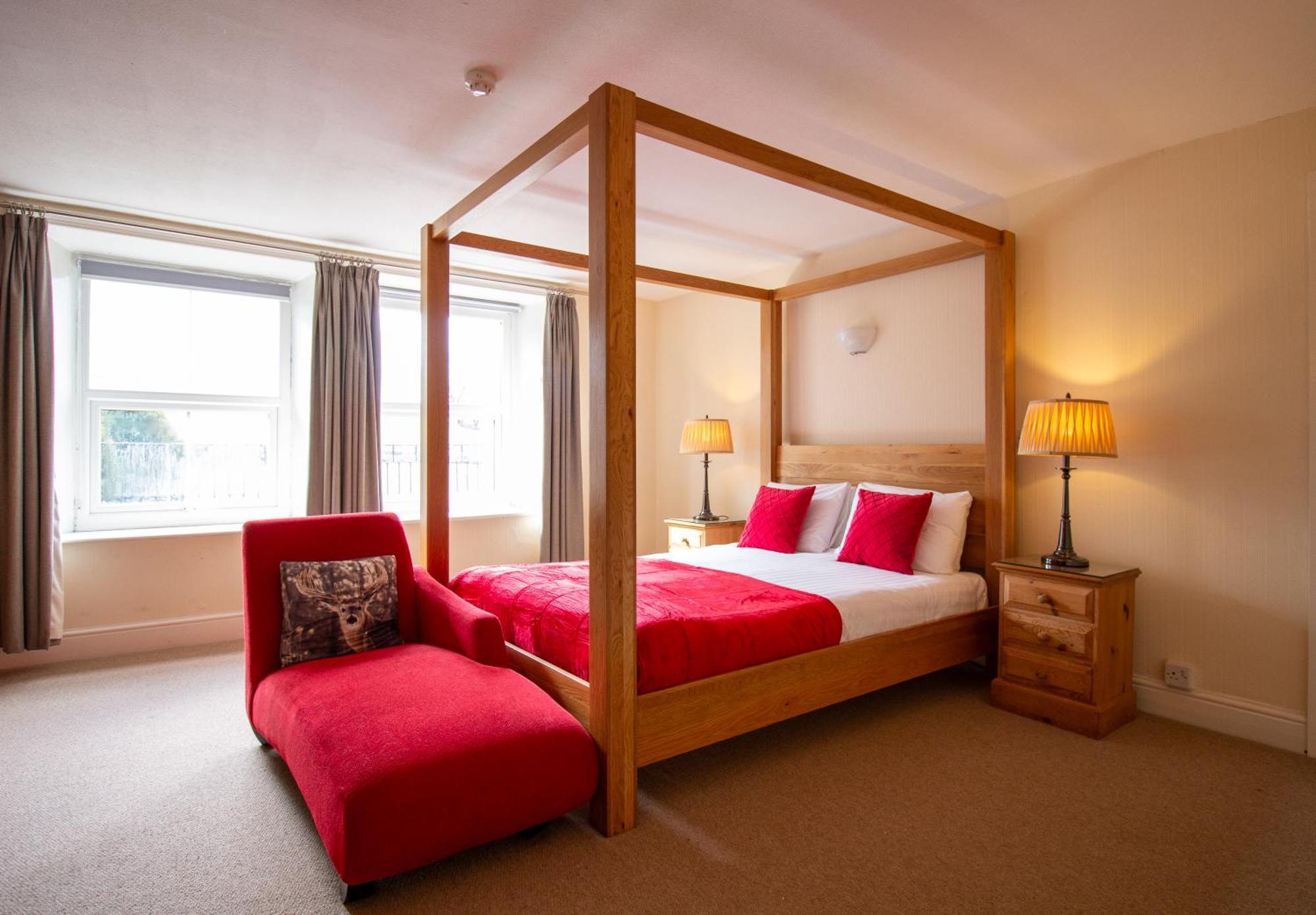 Newton House 3*