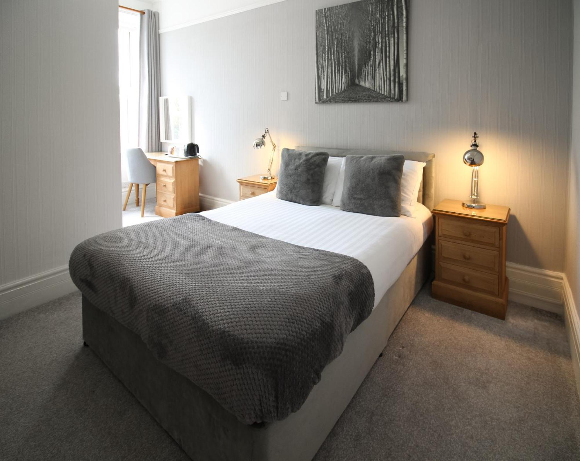 Newton House 3*